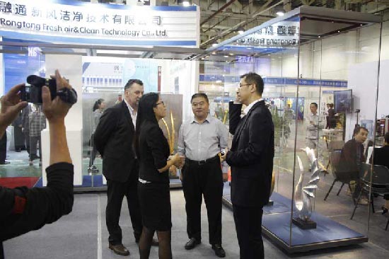 中國(guó)國(guó)家博物館副館長(zhǎng)陳成軍與我公司何總及國(guó)外合作伙伴交談 中國(guó)國(guó)家博物館副館長(zhǎng)陳成軍與我公司何總及國(guó)外合作伙伴交談