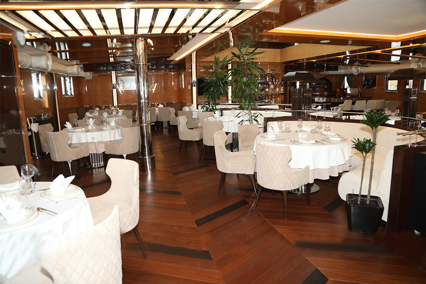 館內(nèi)有一家餐廳，游客可以品嘗民族美食和海鮮