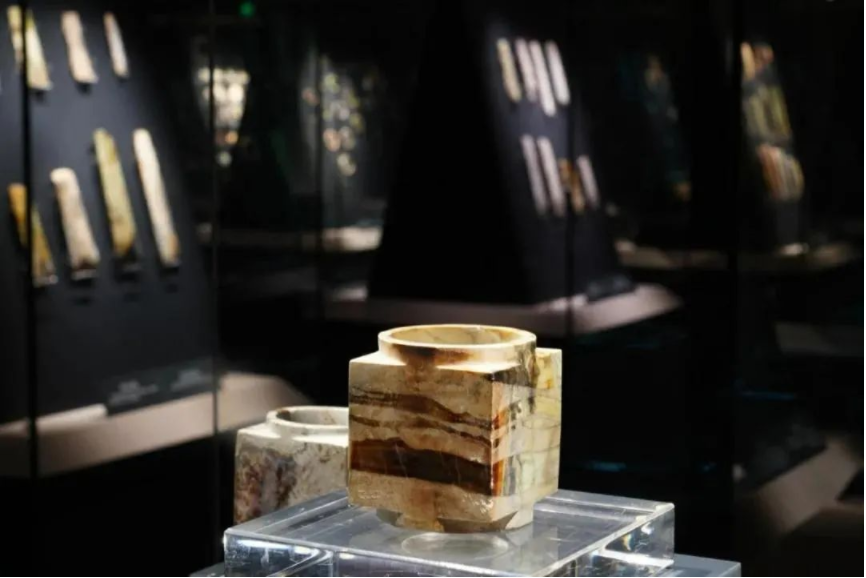 看到這張照片，你是不是以為玉琮在“裸展”？沒錯(cuò)，確實(shí)像。但它真的沒有裸展