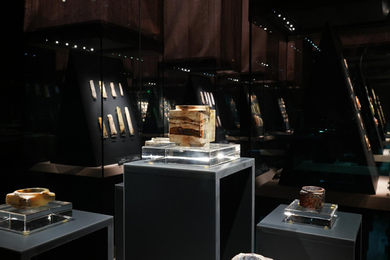 玉石展柜區(qū)，因?yàn)榈头床ＡУ募映?，更顯通透