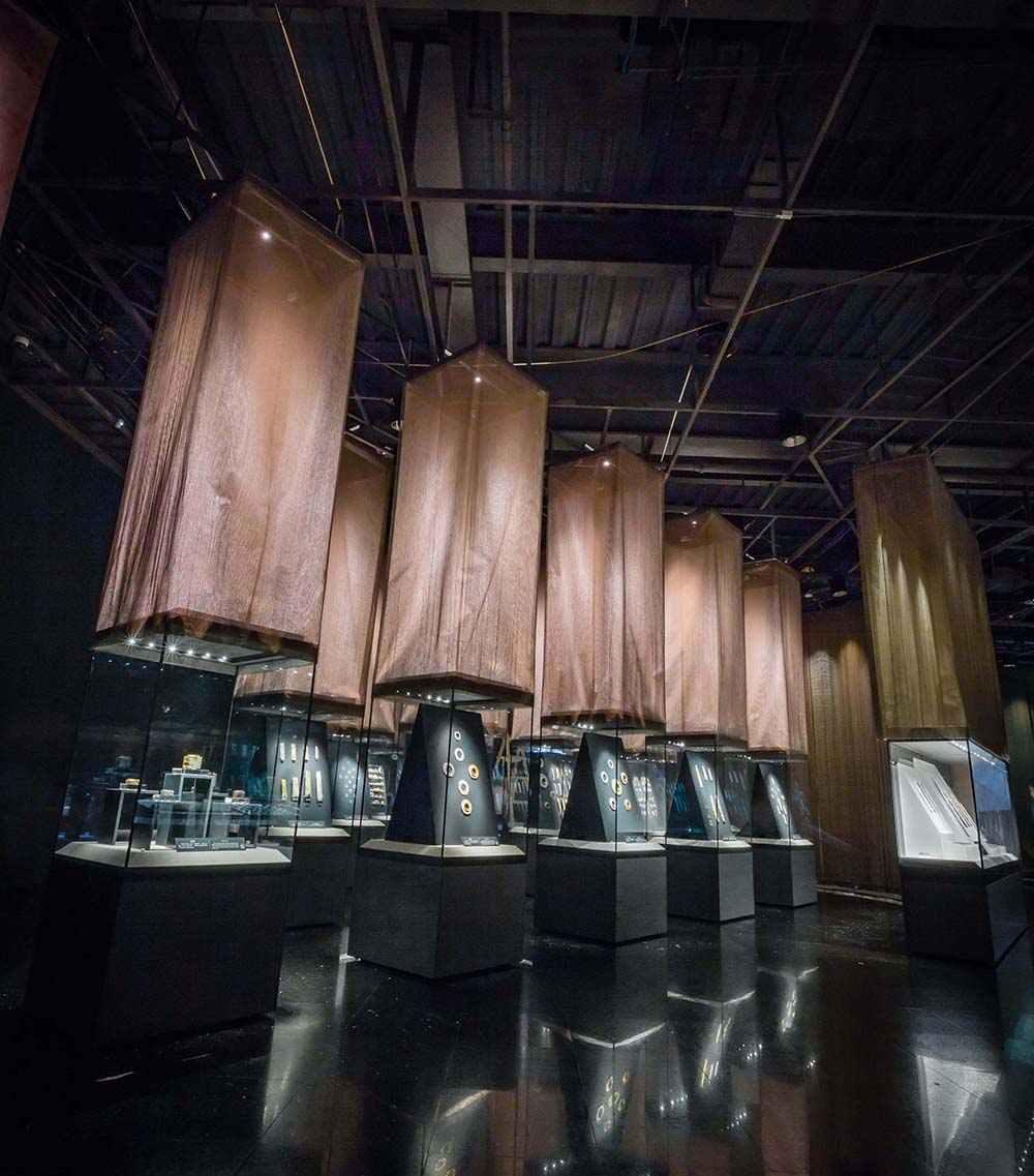 金沙博物館紗網(wǎng)垂降展柜，營(yíng)造莊嚴(yán)、神圣氛圍