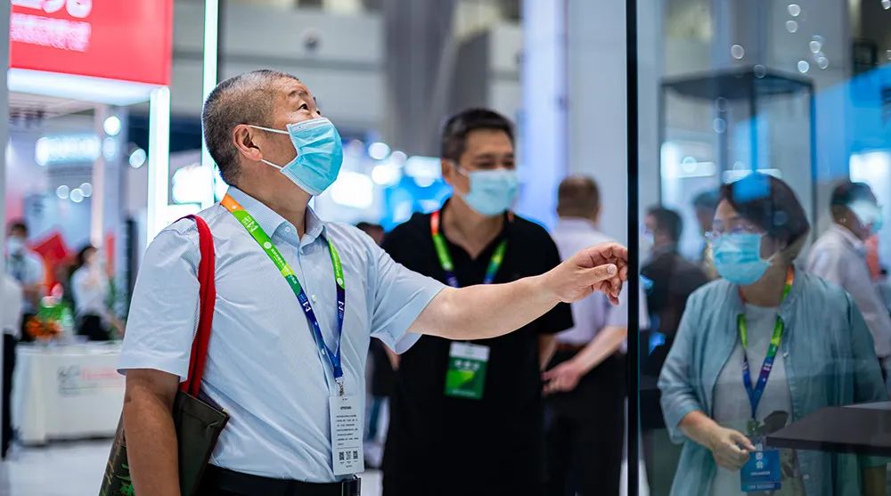 客戶觀賞克里克玻璃頂對開獨立柜 客戶觀賞克里克玻璃頂對開獨立柜